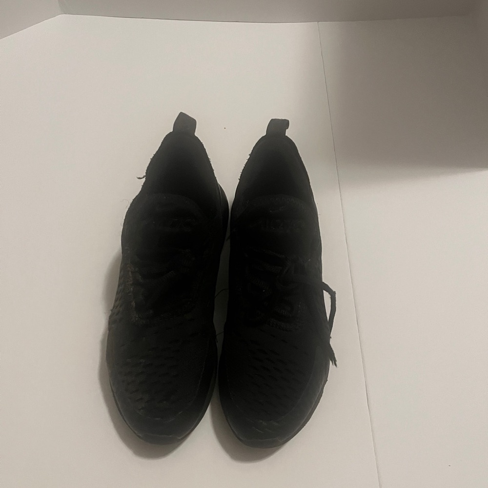 Nike black air max 270